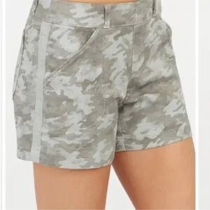 Spanx Stone Wash Olive Green Camo Stretch Twill Women's Shorts Size Large